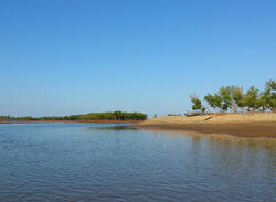 Ambakivao est un petit village de pêcheurs situé entre le fleuve Tsiribihina et le canal du Mozambique. 
